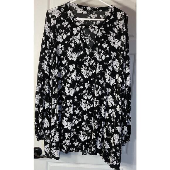 Lane Bryant Tops - Lane Bryant Black & White Flowy Long Sleeve W/Keyhole v Neckline Plus 26/28